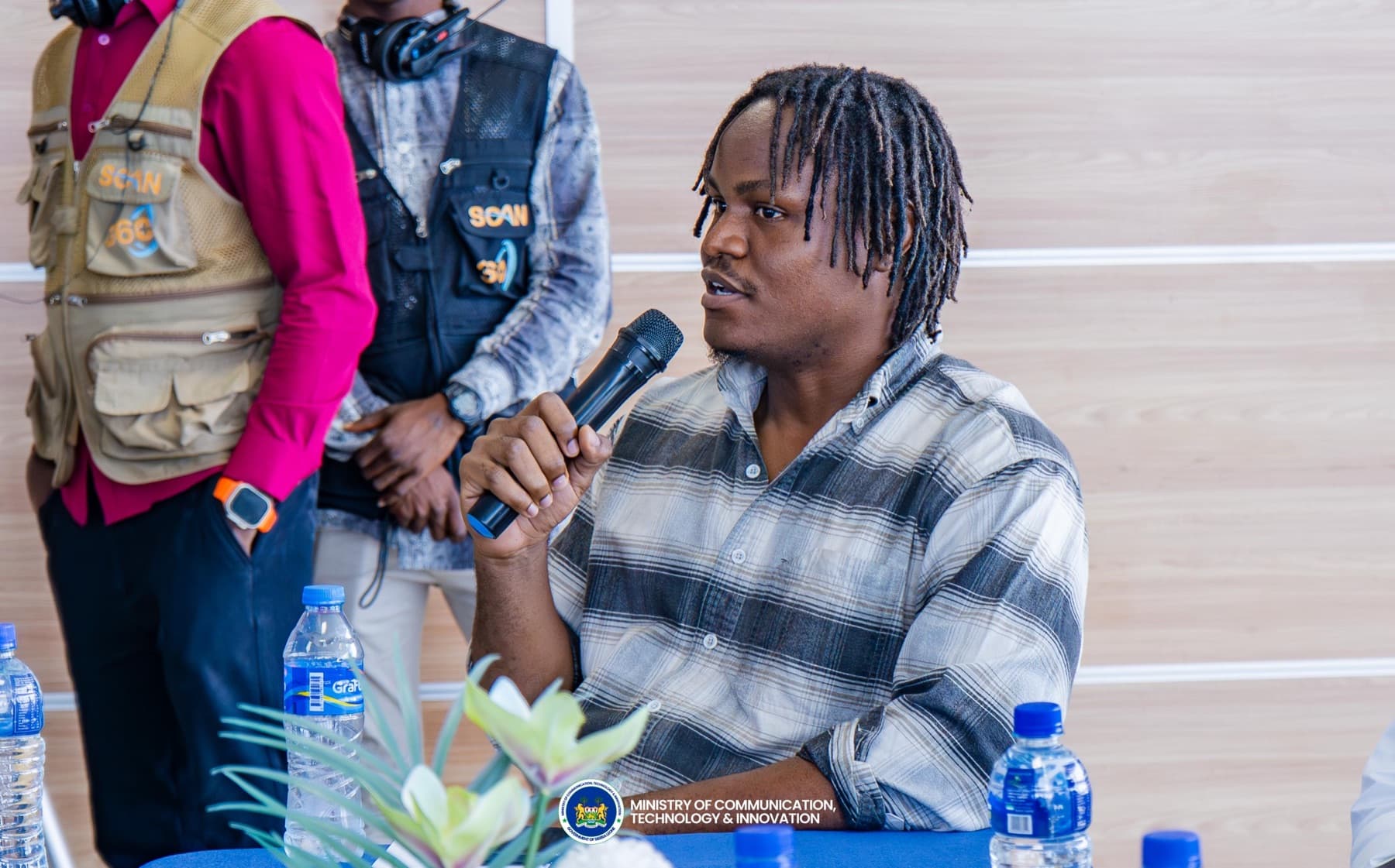 Answering a question mic-in-hand at the Investors Round Table.